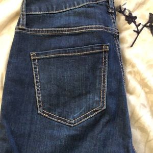 New Seven jeans. Frayed hem detail. Size 6.